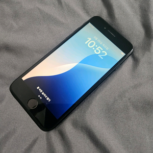 아이폰 SE2 128GB 블랙 색상 판매합니다.