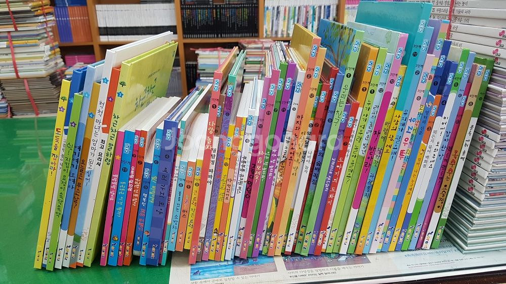 Lorentz-Smart Stry Book--0