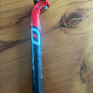 피나렐로 모스트 카본 싯포스트