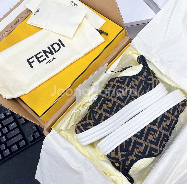 정품 풀박 펜디 FF 스니커즈 38사이즈--0