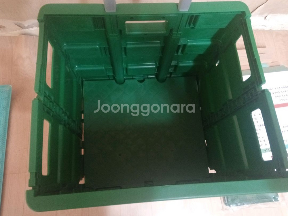 핸들카트 1개와 대형 쇼핑백 2개.--3