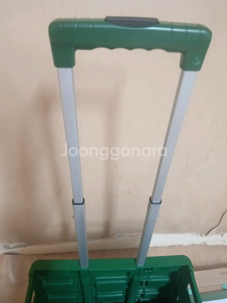 핸들카트 1개와 대형 쇼핑백 2개.--4