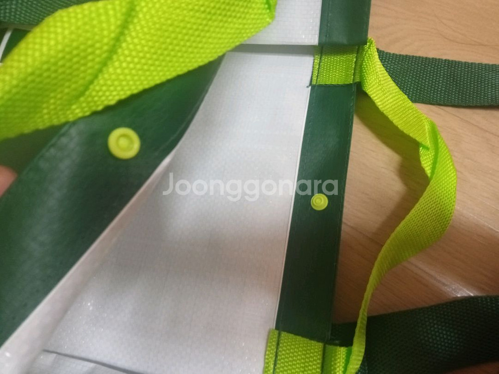 핸들카트 1개와 대형 쇼핑백 2개.--9