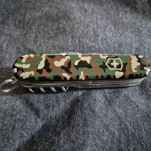 빅토리녹스 헌츠맨 카모 (밀리터리 디자인)