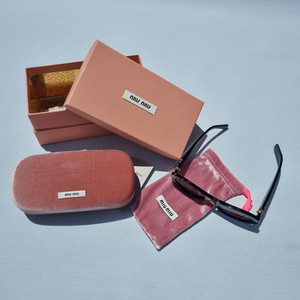 미우미우 글림스 선글라스 슬레이트 그레이 렌즈 블랙