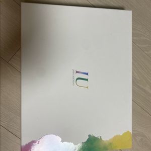 아이유 시즌그리팅 2018
