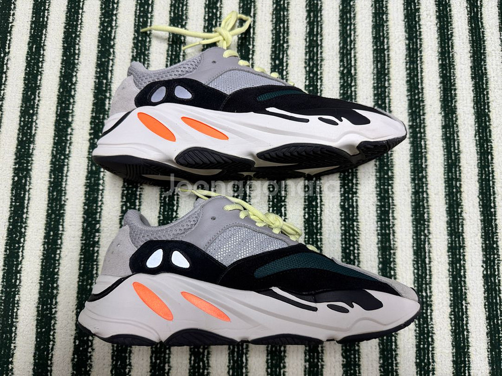 아디다스 이지 부스트 700 웨이브 러너 솔리드 그레이--4