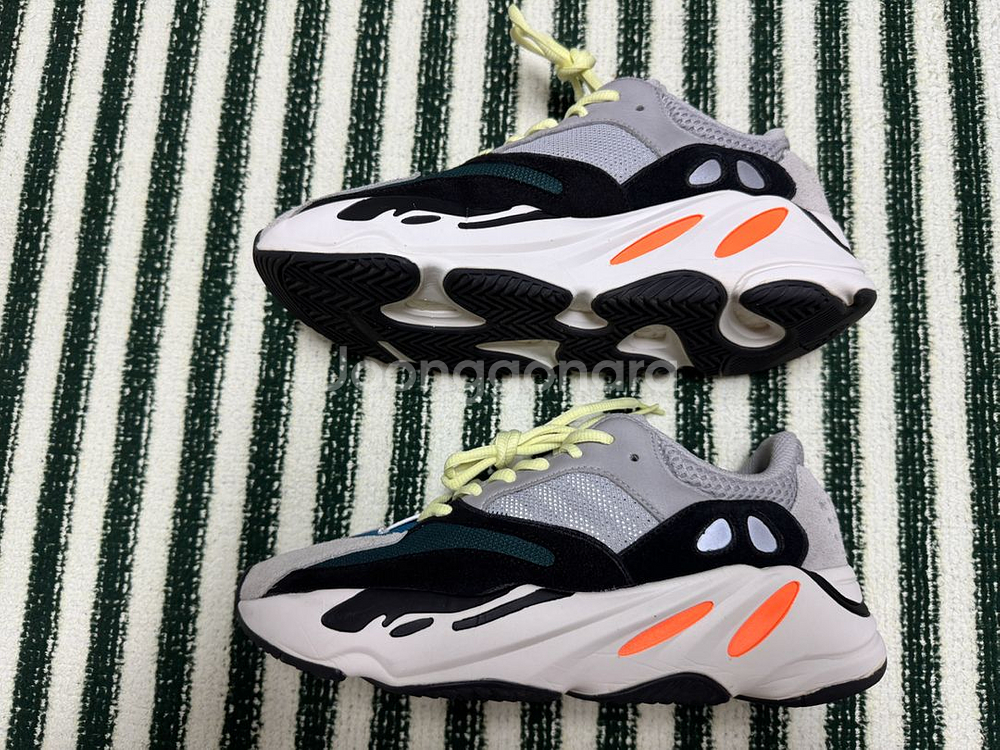 아디다스 이지 부스트 700 웨이브 러너 솔리드 그레이--3