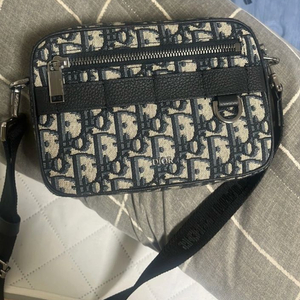 디올 미니스트립백 남성 크로스백 판매합니다