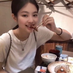 샤넬 제니 에폭시 목걸이