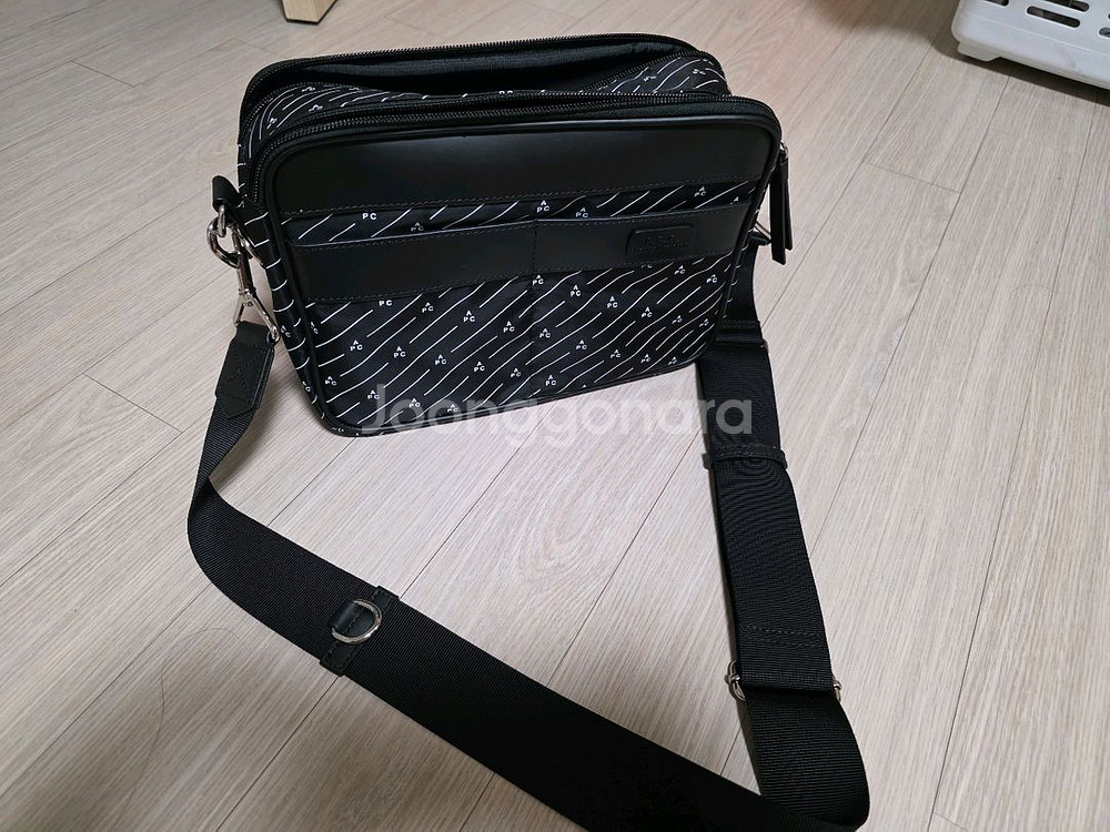 A.P.C Miles 카메라백 블랙--1