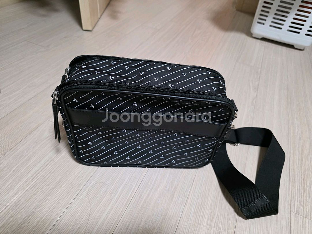 A.P.C Miles 카메라백 블랙--0