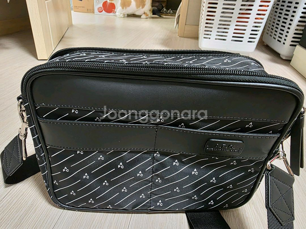 A.P.C Miles 카메라백 블랙--2