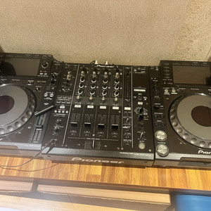 Pioneer CDJ-2000 & DJM-900