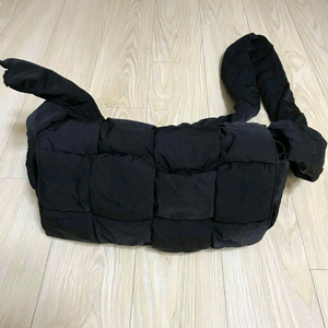 보테가베네타 패딩 카세트백