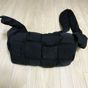 보테가베네타 패딩 카세트백