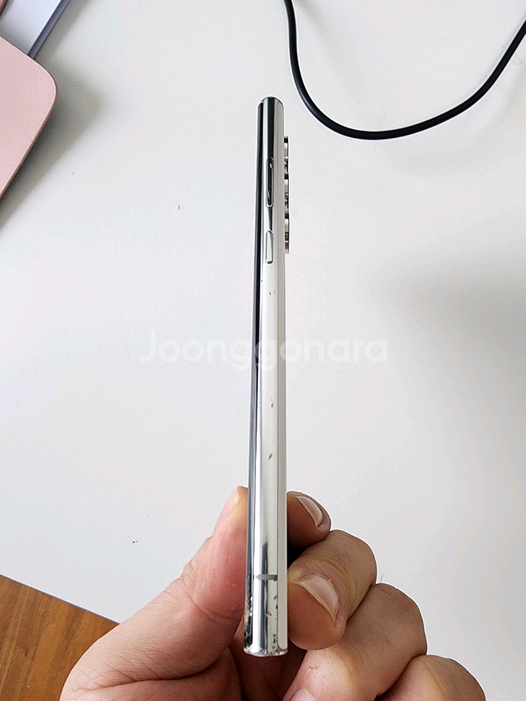 S22울트라 화이트 액정파손(모퉁이) 싸게 팝니다--0