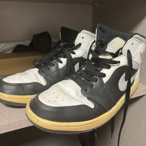 나이키 조던1 미드화이트쉐도우 275 팝니다