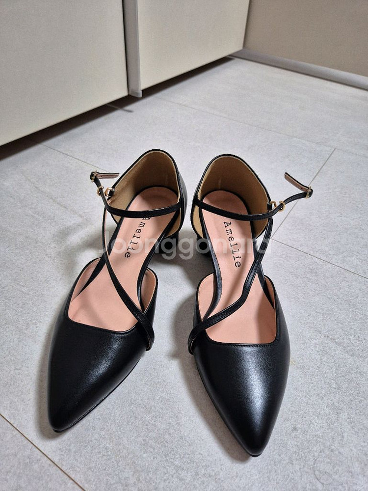 아멜리에 천연소가죽 스트랩 펌프스 블랙 225--0
