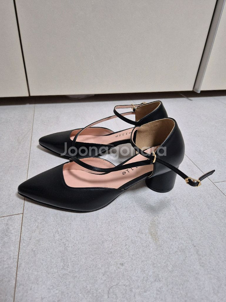 아멜리에 천연소가죽 스트랩 펌프스 블랙 225--1