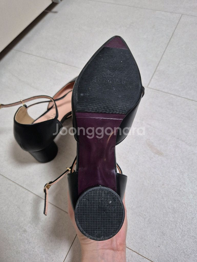 아멜리에 천연소가죽 스트랩 펌프스 블랙 225--5