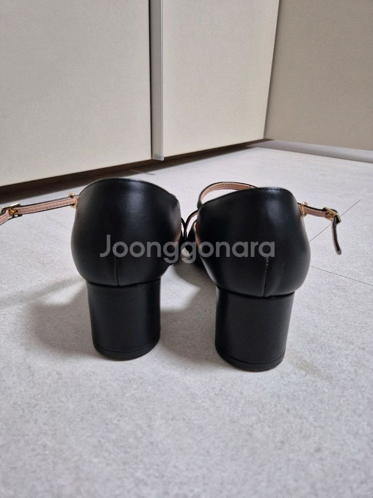 아멜리에 천연소가죽 스트랩 펌프스 블랙 225--3