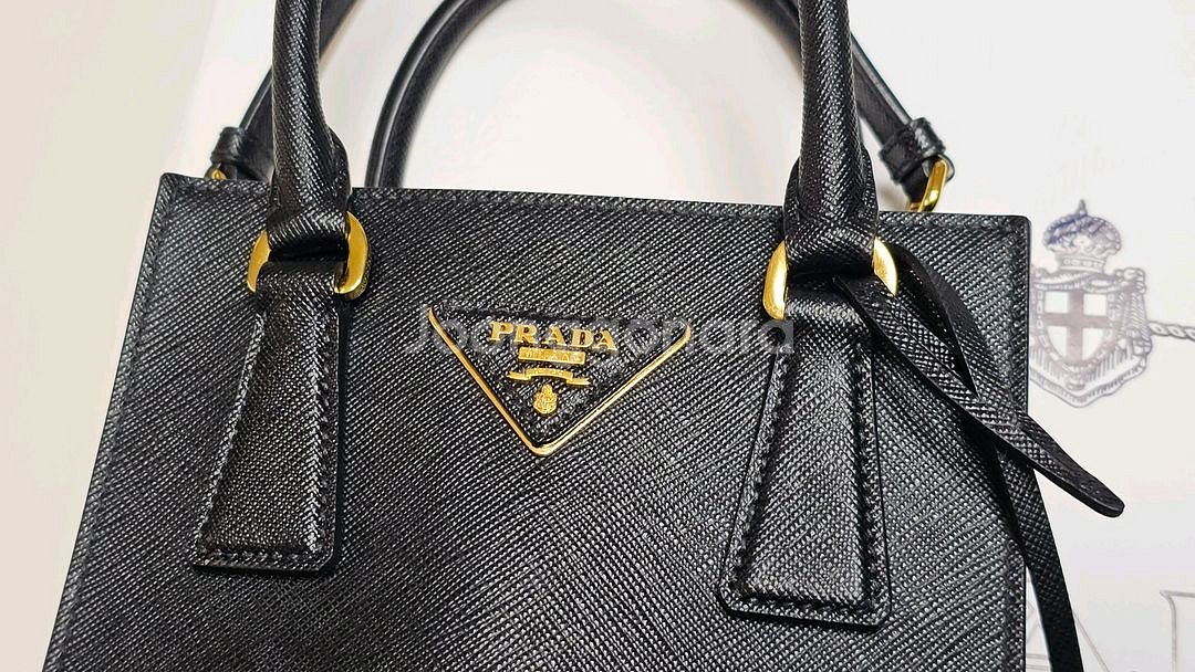 [새상품급]프라다 삼각로고 사피아노 레더 토트백 1BA--2
