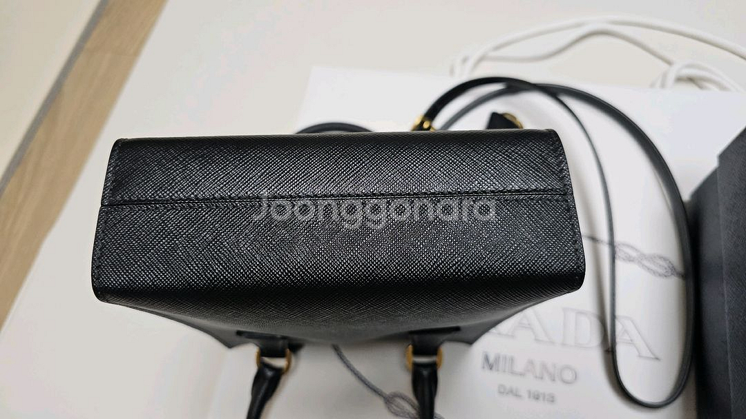 [새상품급]프라다 삼각로고 사피아노 레더 토트백 1BA--6