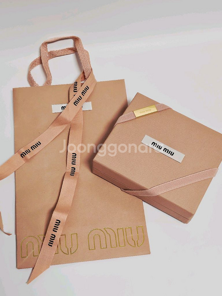 미우미우 반지갑 박스와 구성품들--0