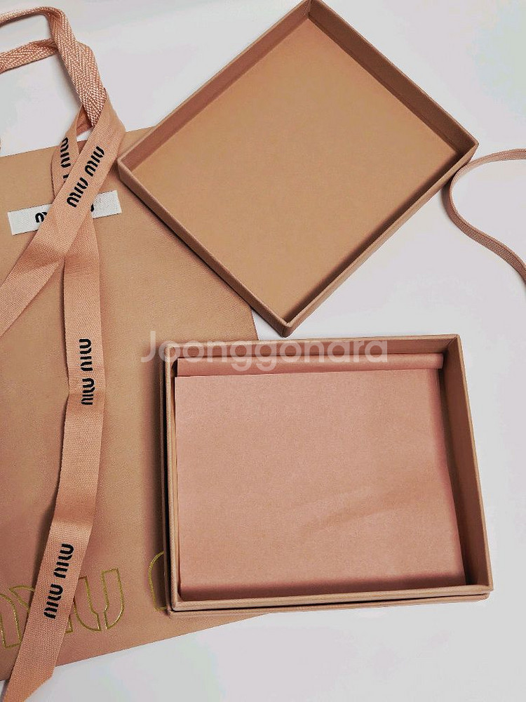 미우미우 반지갑 박스와 구성품들--1