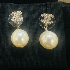 샤넬 CC로고 진주 드롭 귀걸이 실버