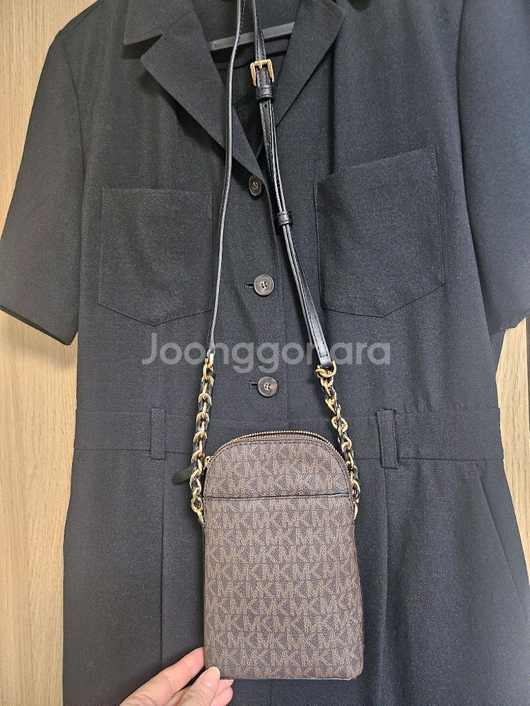 마이클코어스 미니 폰 크로스백--3