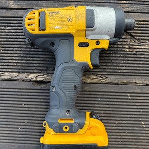 디월트 DCF815 임팩 드라이버