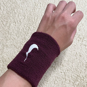 나이키 스우시 손목 아대 버건디