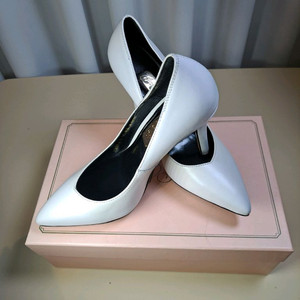 지니킴 화이트 스틸레토 하이힐