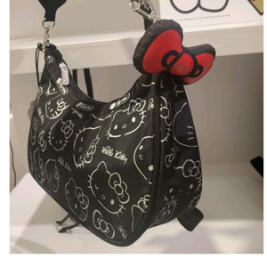 레스포삭 50주년 키티 콜라보 가방에 달린 리본 삽니다