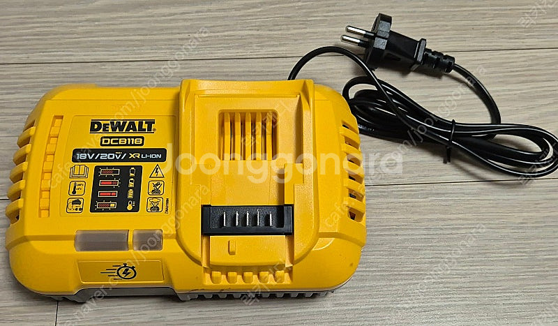 디월트 급속 충전기--0