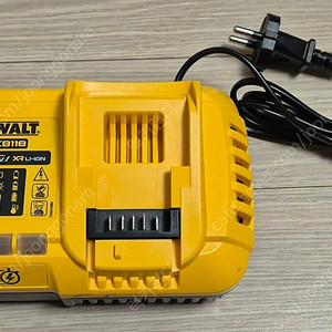 디월트 급속 충전기
