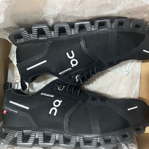 (W)온 러닝 클라우드5 워터프루프 올블랙 235