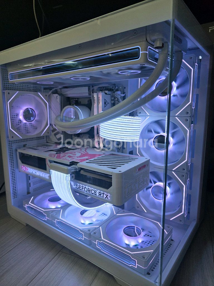 라이젠7 9800X3D 5080 울트라 화이트본체--1