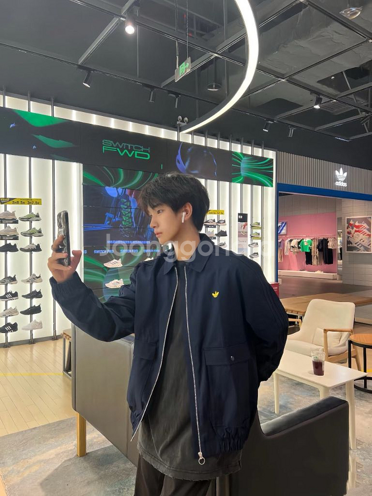 아디다스 IR7583 새제품 105~110사이즈 판매합--0