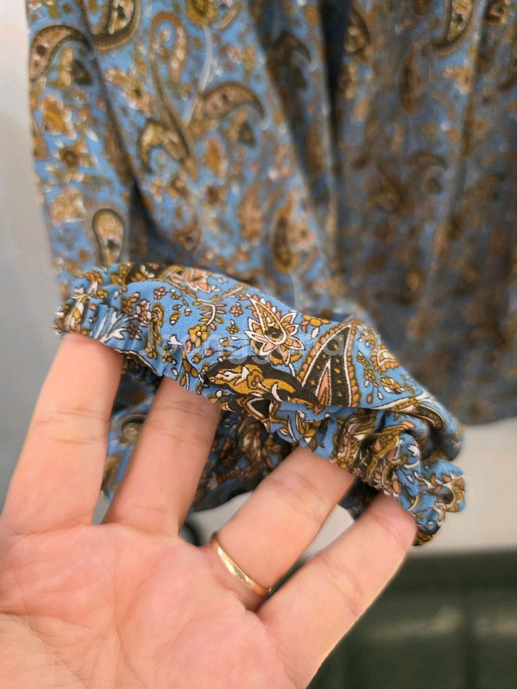 오프숄더 밴딩 나염 블라우스--2