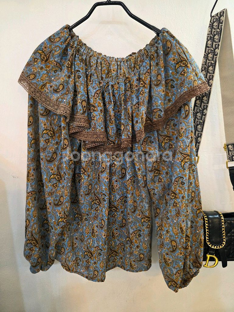 오프숄더 밴딩 나염 블라우스--1