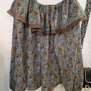 오프숄더 밴딩 나염 블라우스