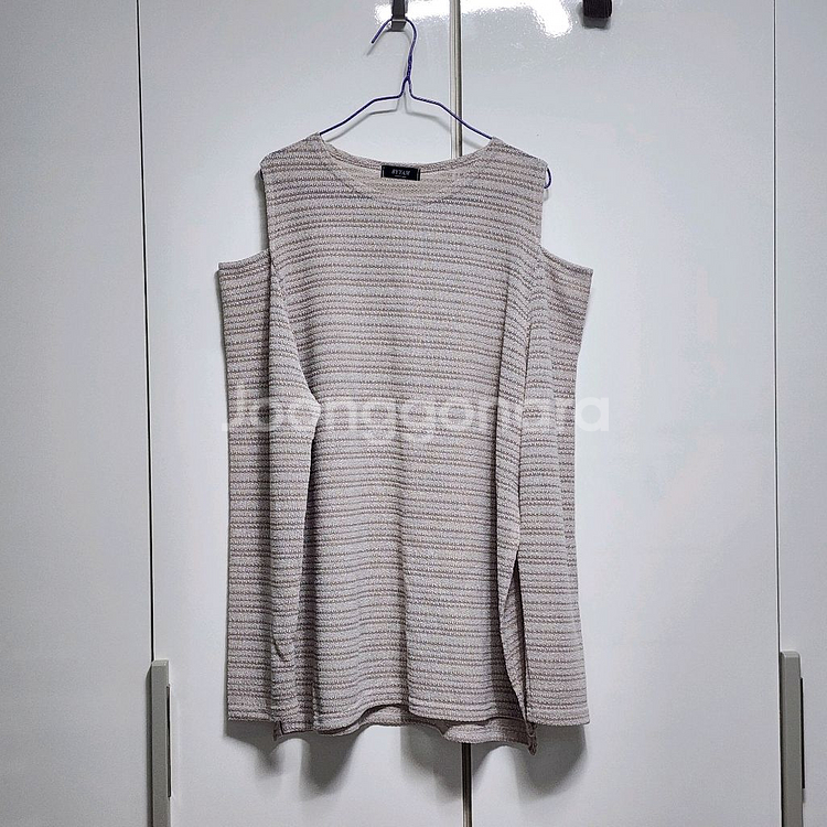 김아홉 모래하우스 스트라이프 어깨트임 오프숄더 니트--0