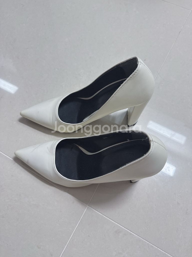 화이트 펌프스245--1