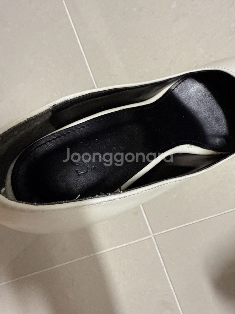 화이트 펌프스245--3