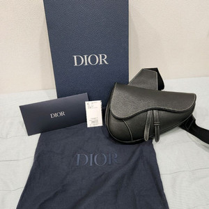 디올 새들백 그레인드 카프스킨 블랙
