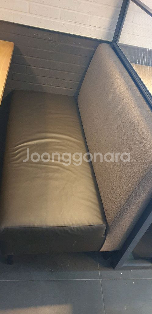 카페 테이블+쇼파 의자 세트 팔아요(조명서비스)--4