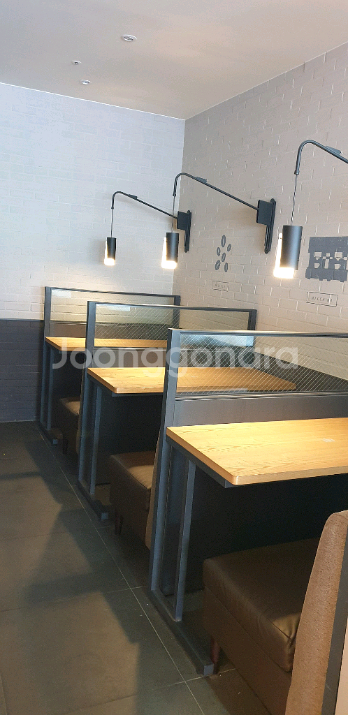 카페 테이블+쇼파 의자 세트 팔아요(조명서비스)--0